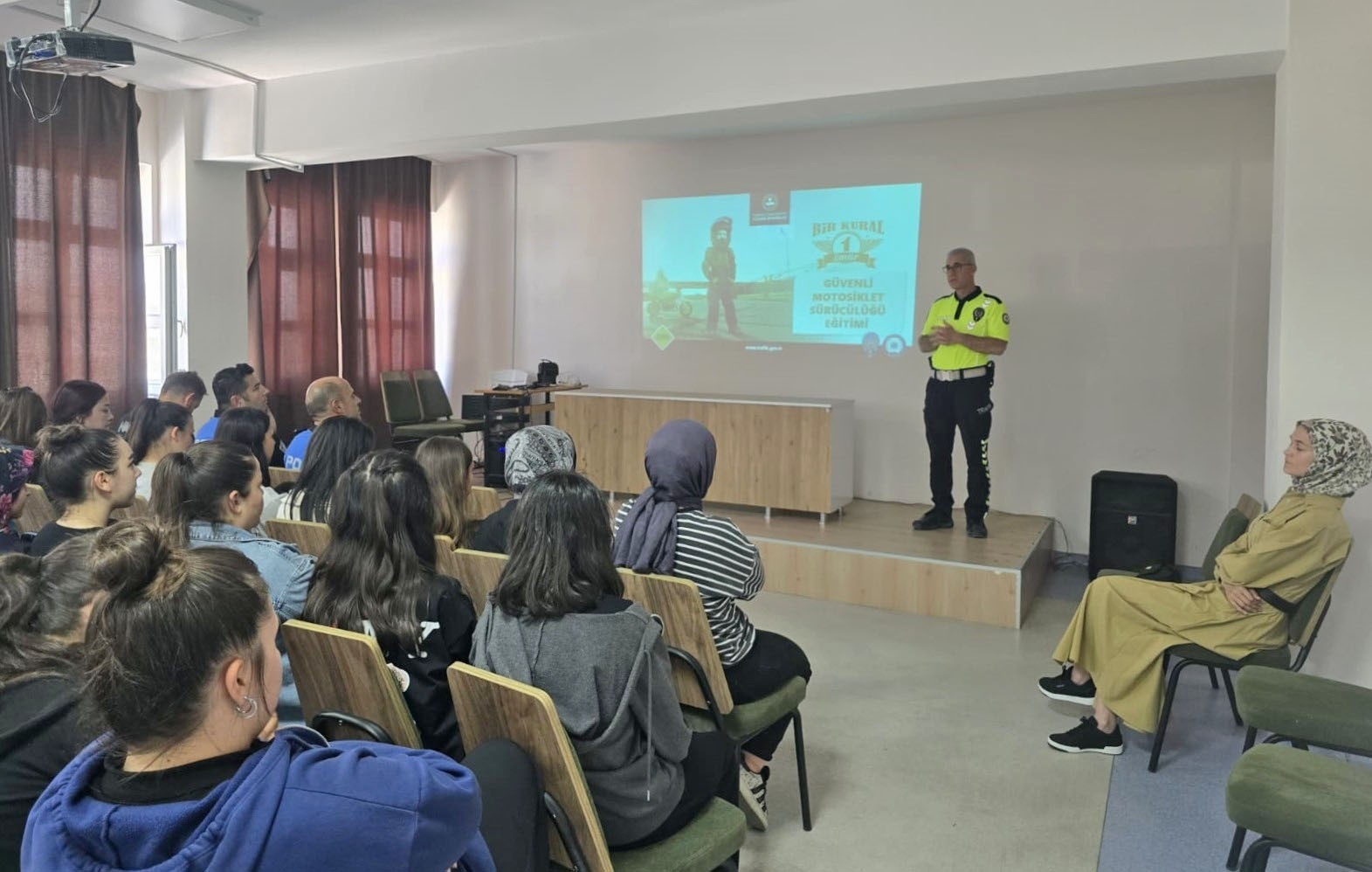 &Ouml;ğrencilere polislik mesleği ve g&uuml;venli yaşam eğitimi
