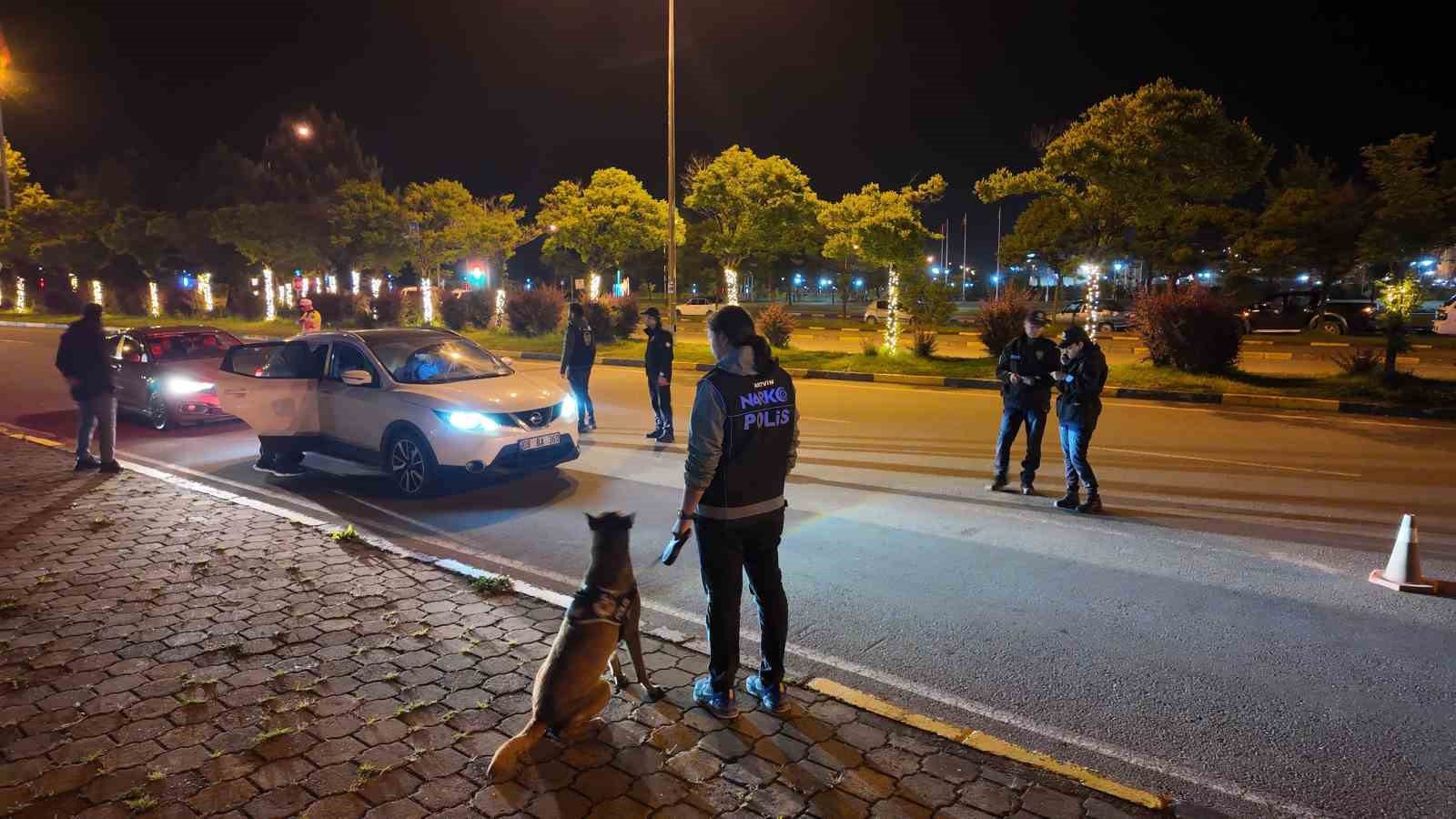 Narkotik köpeği ‘Pars’ zehir tacirlerine göz açtırmıyor