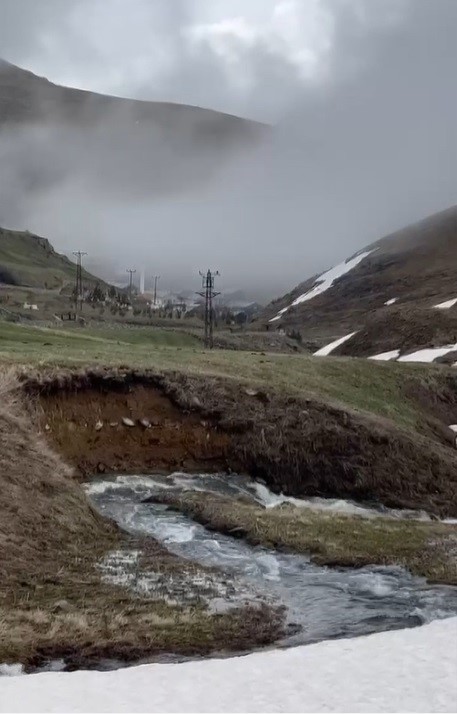 Bayburt’un 2 bin 300 rakımlı Dumlu köyü yaylasında karlar erimeye başladı
