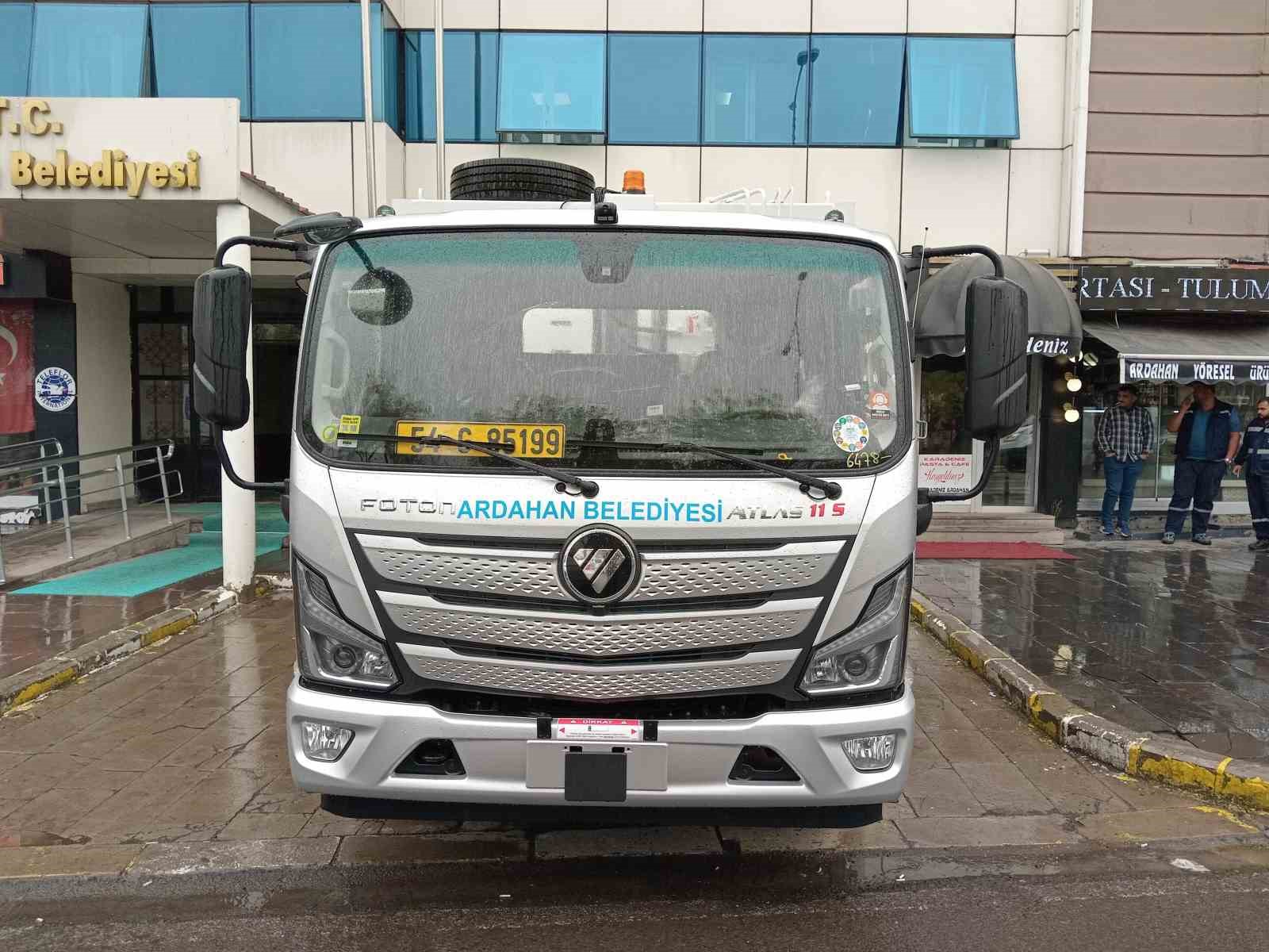 Ardahan Belediyesi 1 çöp kamyonu filosuna kattı