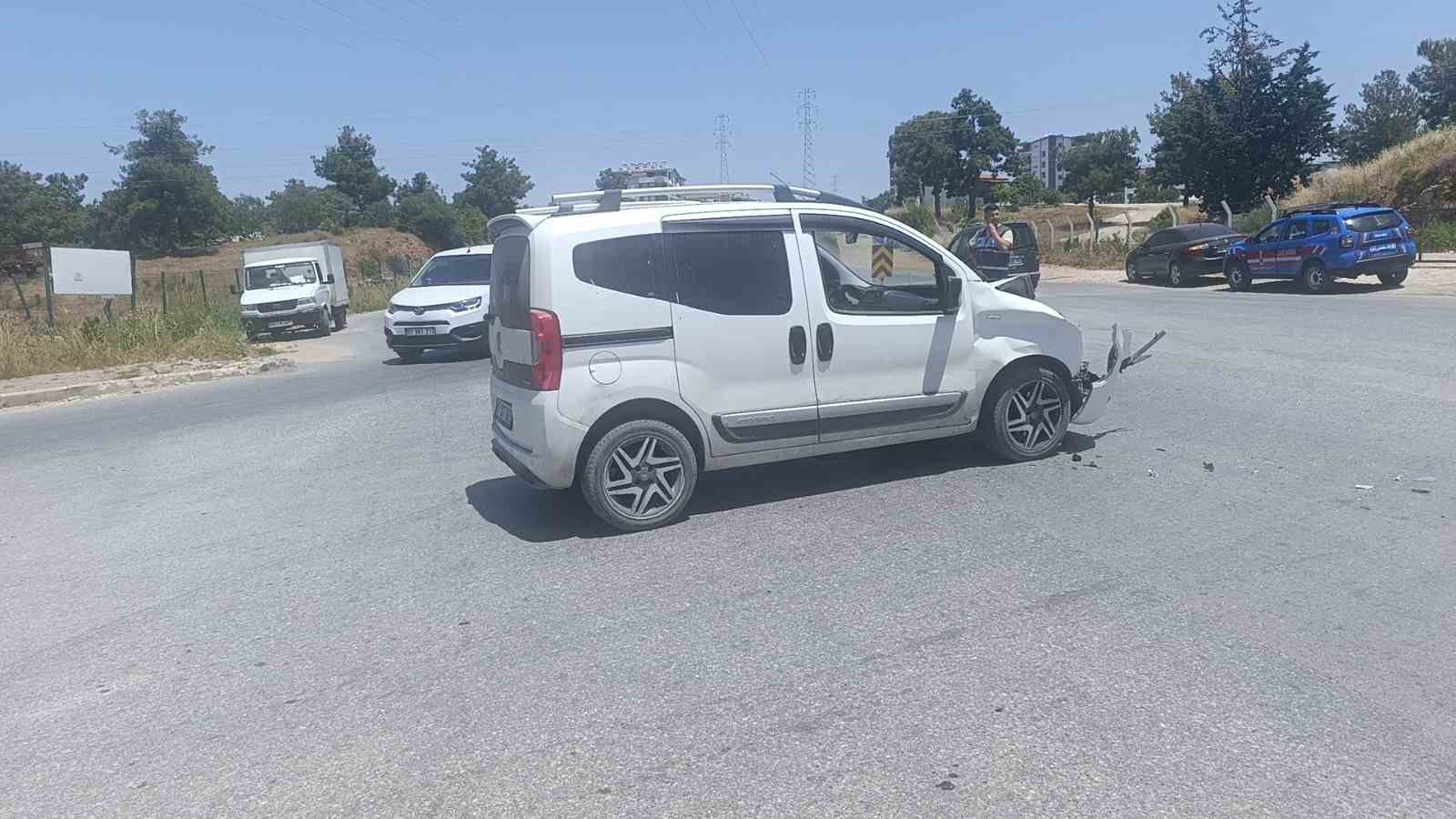 Ticari araç yandan çarptığı kamyoneti devirdi