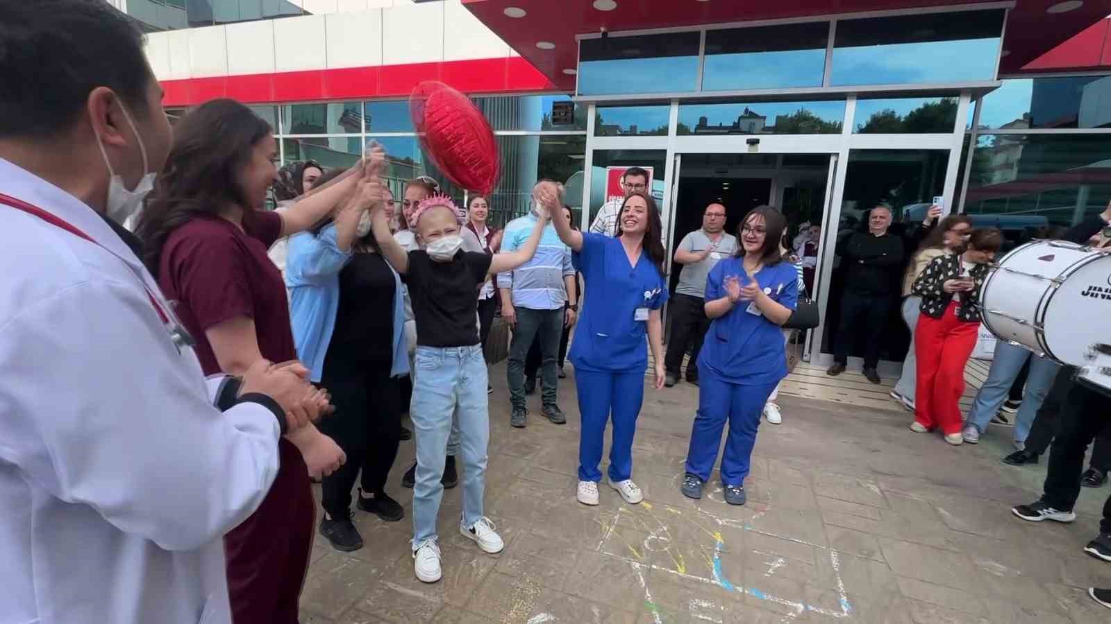 Minik Benay son kemoterapisini aldı, bando eşliğinde uğurlandı