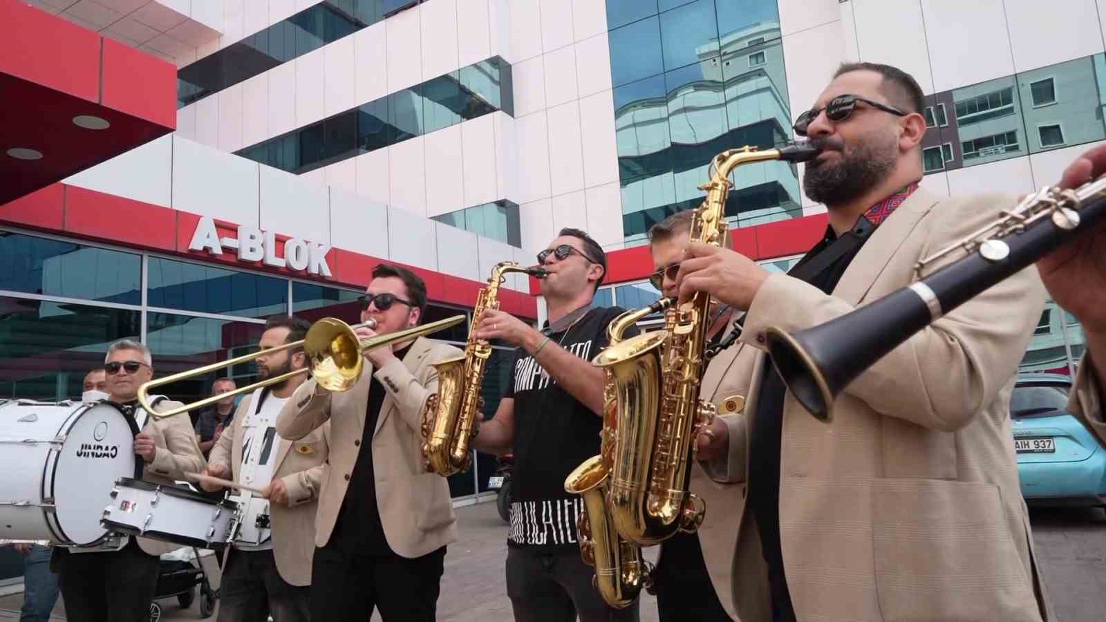 Minik Benay son kemoterapisini aldı, bando eşliğinde uğurlandı
