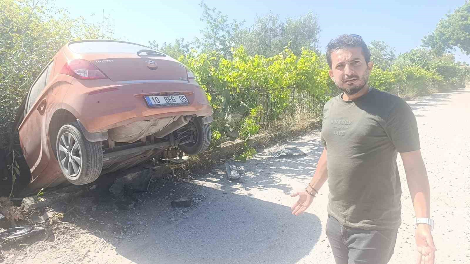 Virajı alamayan araçlar bahçeye uçuyor