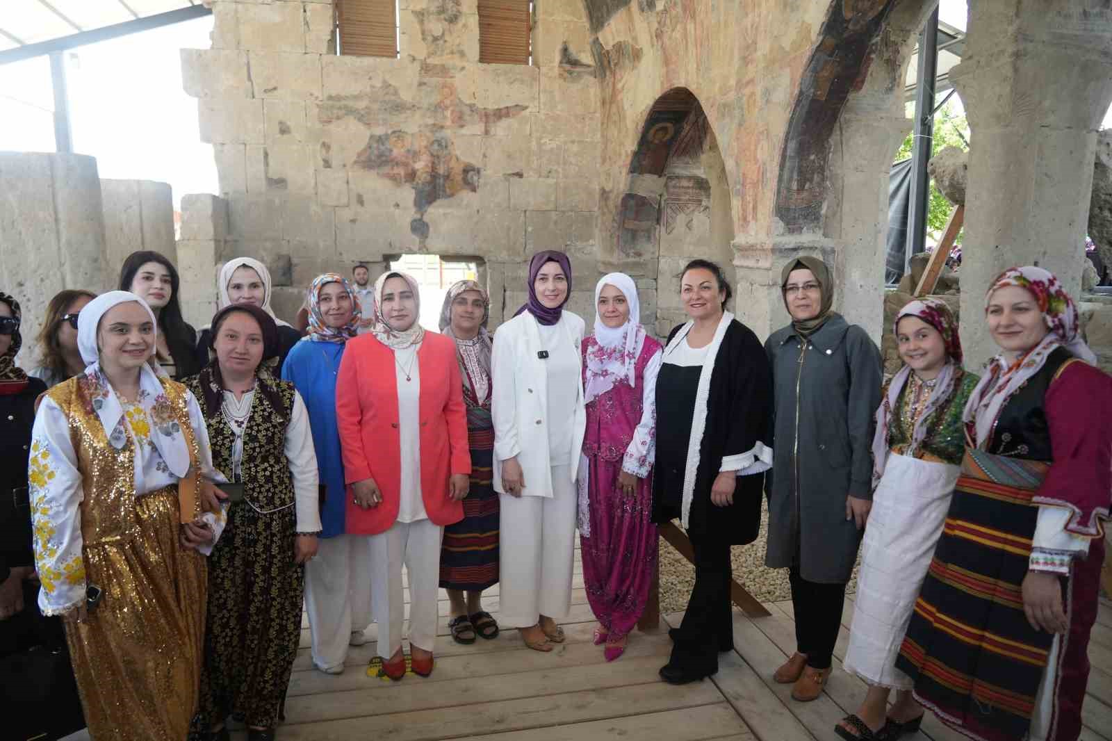 Tarihi kilise bahçesinde Türk mutfağı rüzgarı esti