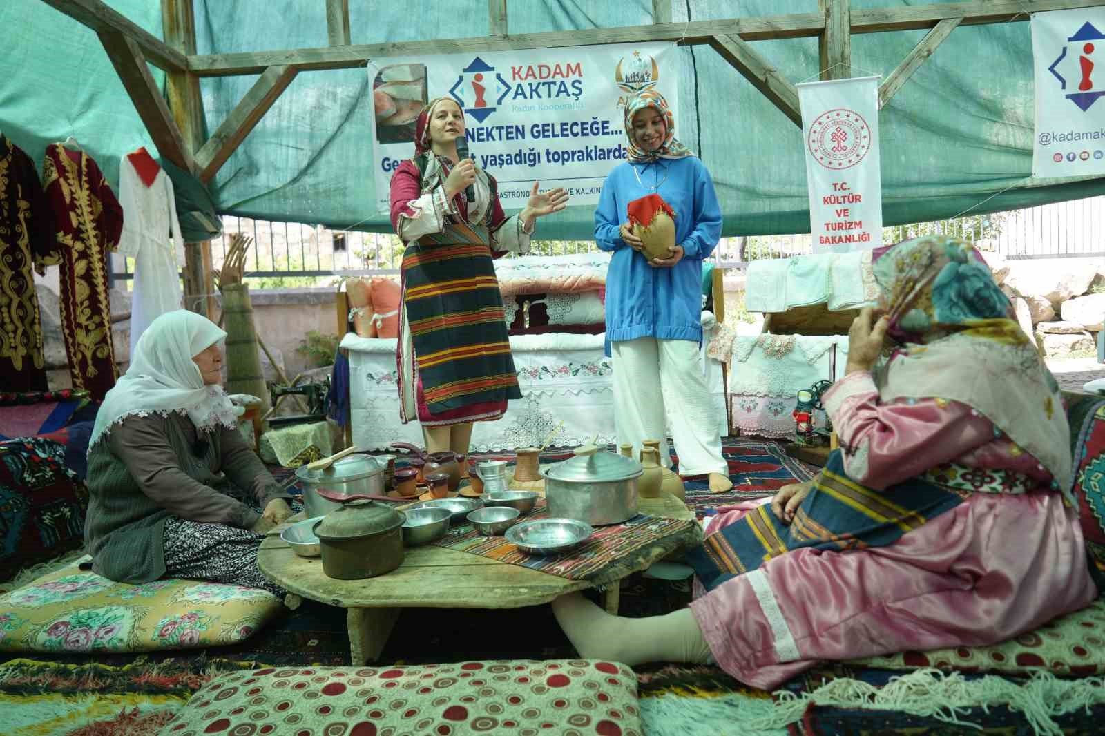 Tarihi kilise bahçesinde Türk mutfağı rüzgarı esti