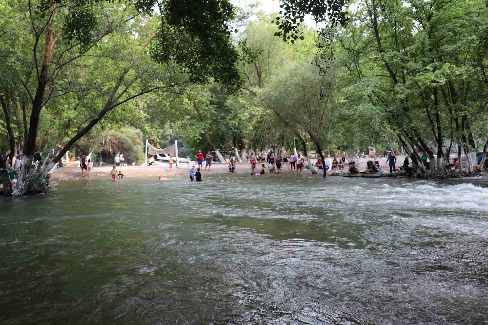 Bozdoğan’daki piknik alanı sıcak yaz günlerinde serinletiyor