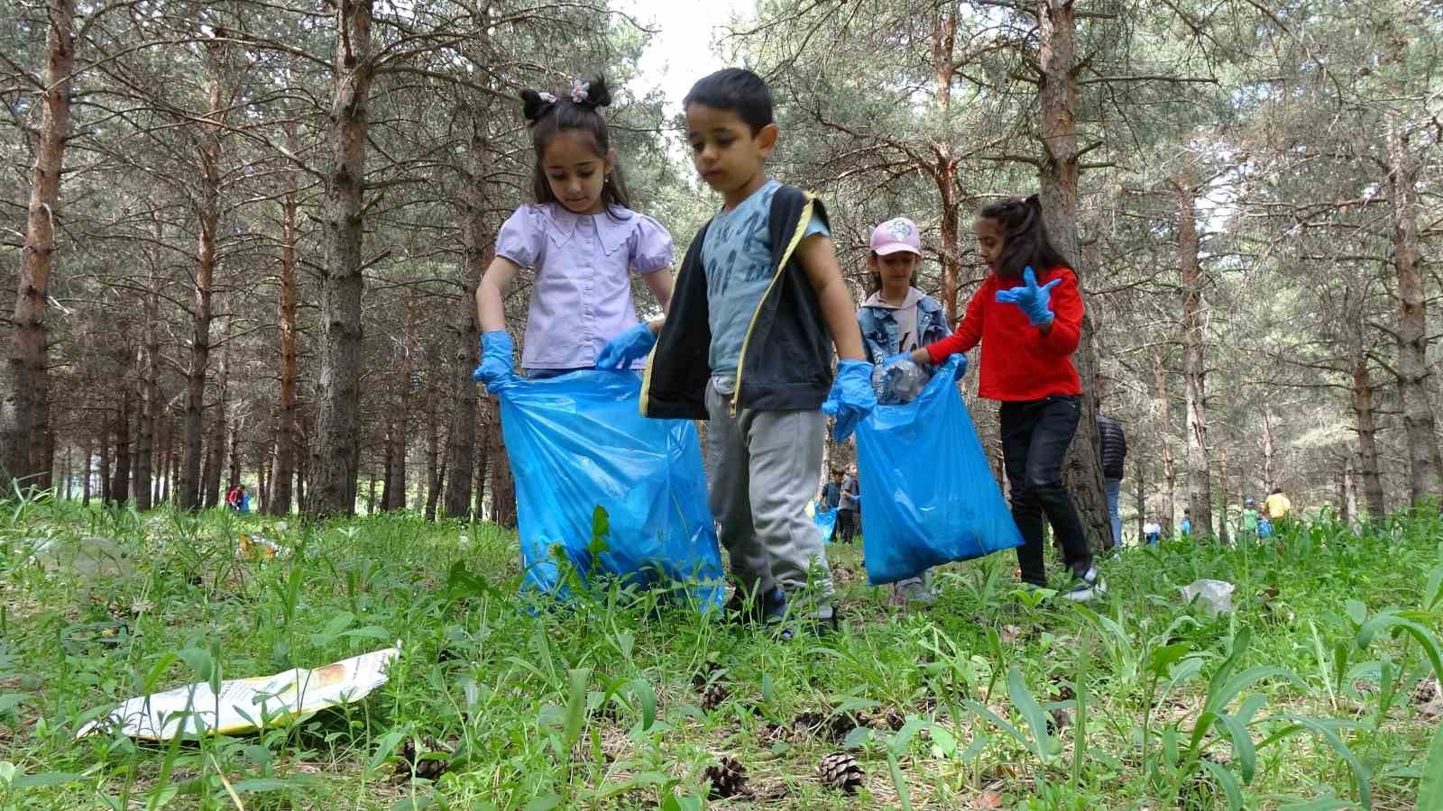 Büyüklerin kirlettiği çevreyi minikler temizledi