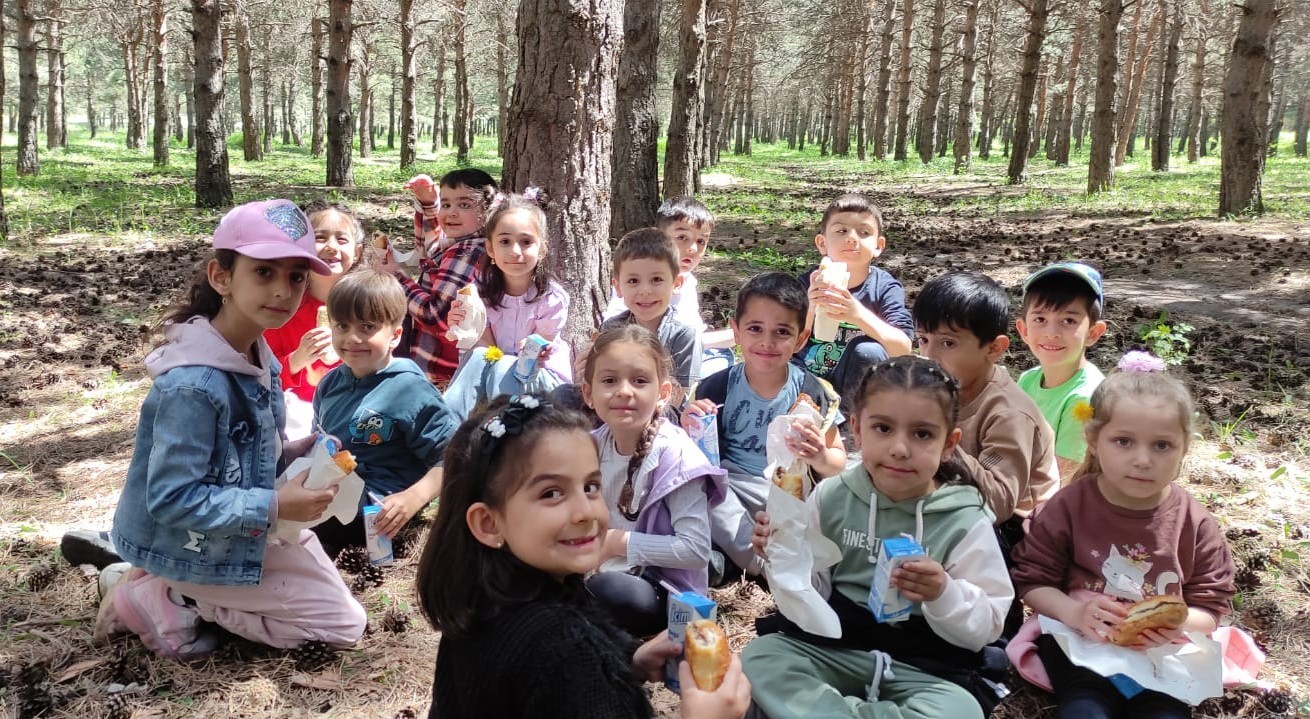 Büyüklerin kirlettiği çevreyi minikler temizledi
