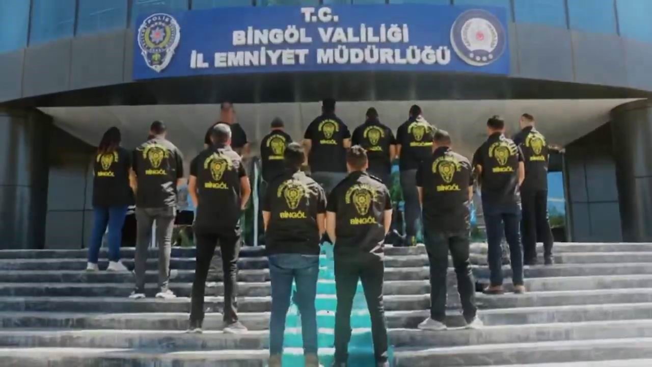 Evin bah&ccedil;esinde, masa &uuml;st&uuml;nde duran paraları &ccedil;aldı, polisten ka&ccedil;amadı
