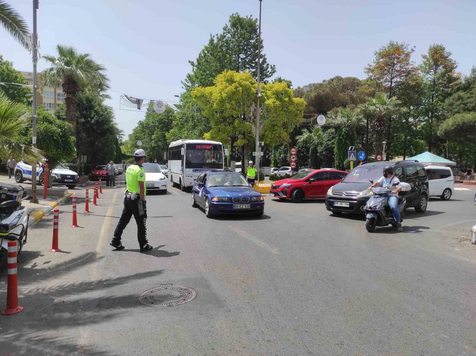 Trafik ekipleri emniyet kemerinin önemine dikkat çekti