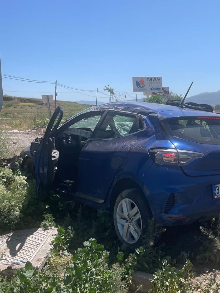 Takla atan otomobilde 2 kişi yaralandı
