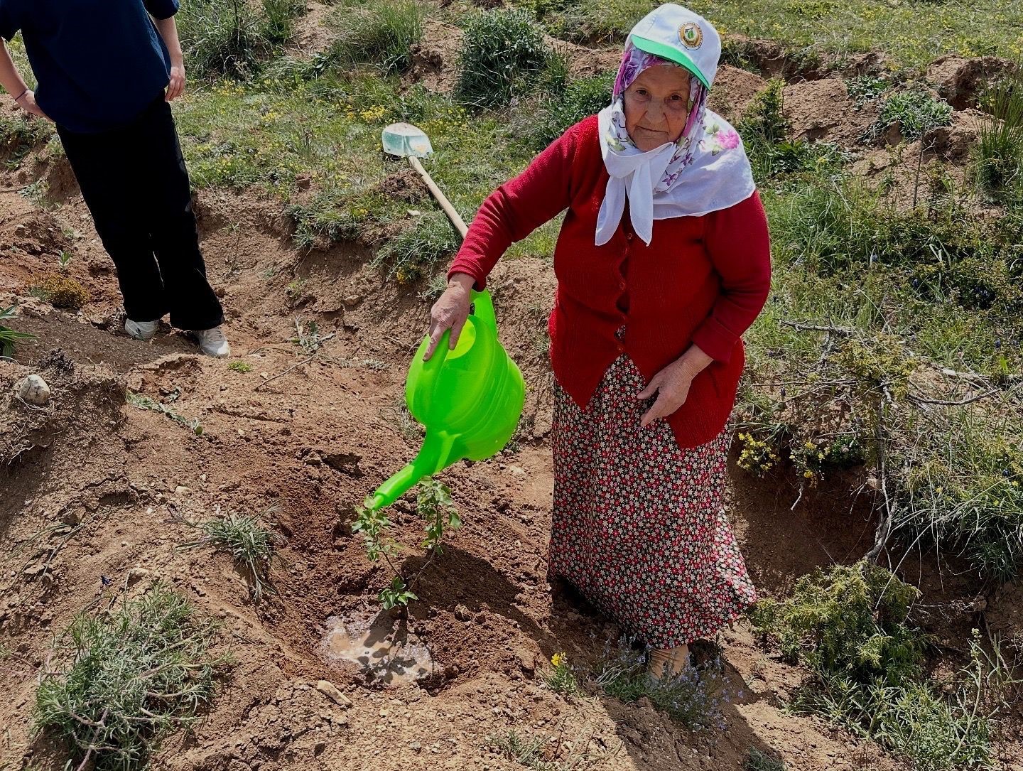 Kastamonu’da huzurevi sakinleri ile sevgi evinde kalan çocuklar fidan dikti
