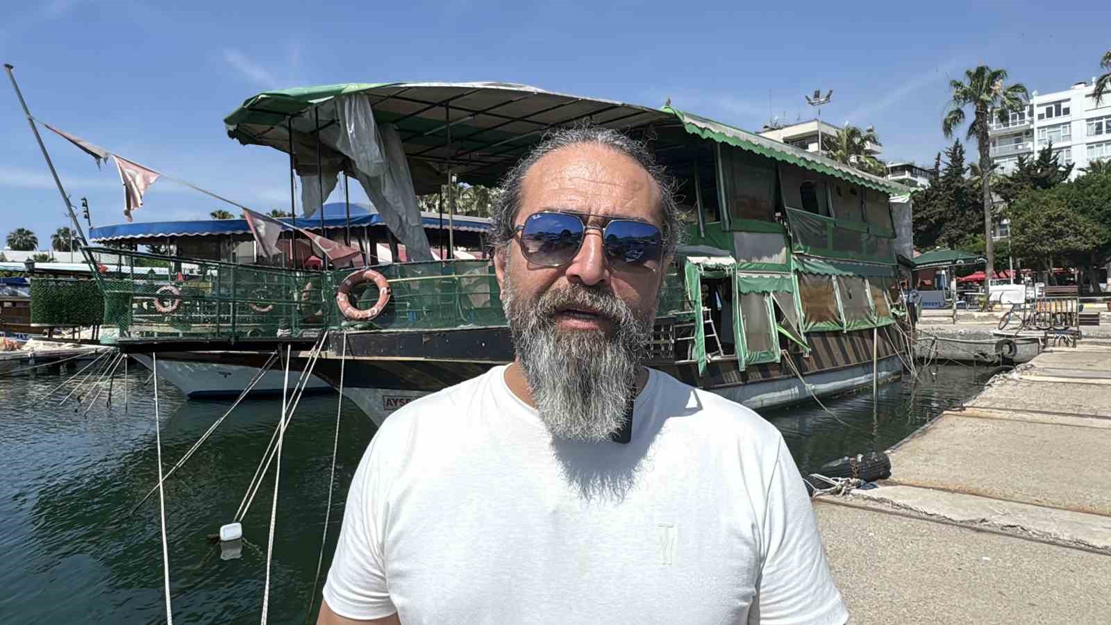 Kolay beslenmeye alışan deniz kaplumbağaları balıkçı barınağını terk etmiyor
