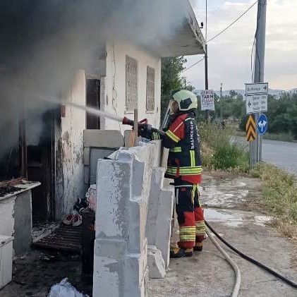 Burhaniye’de tek katlı ev yandı
