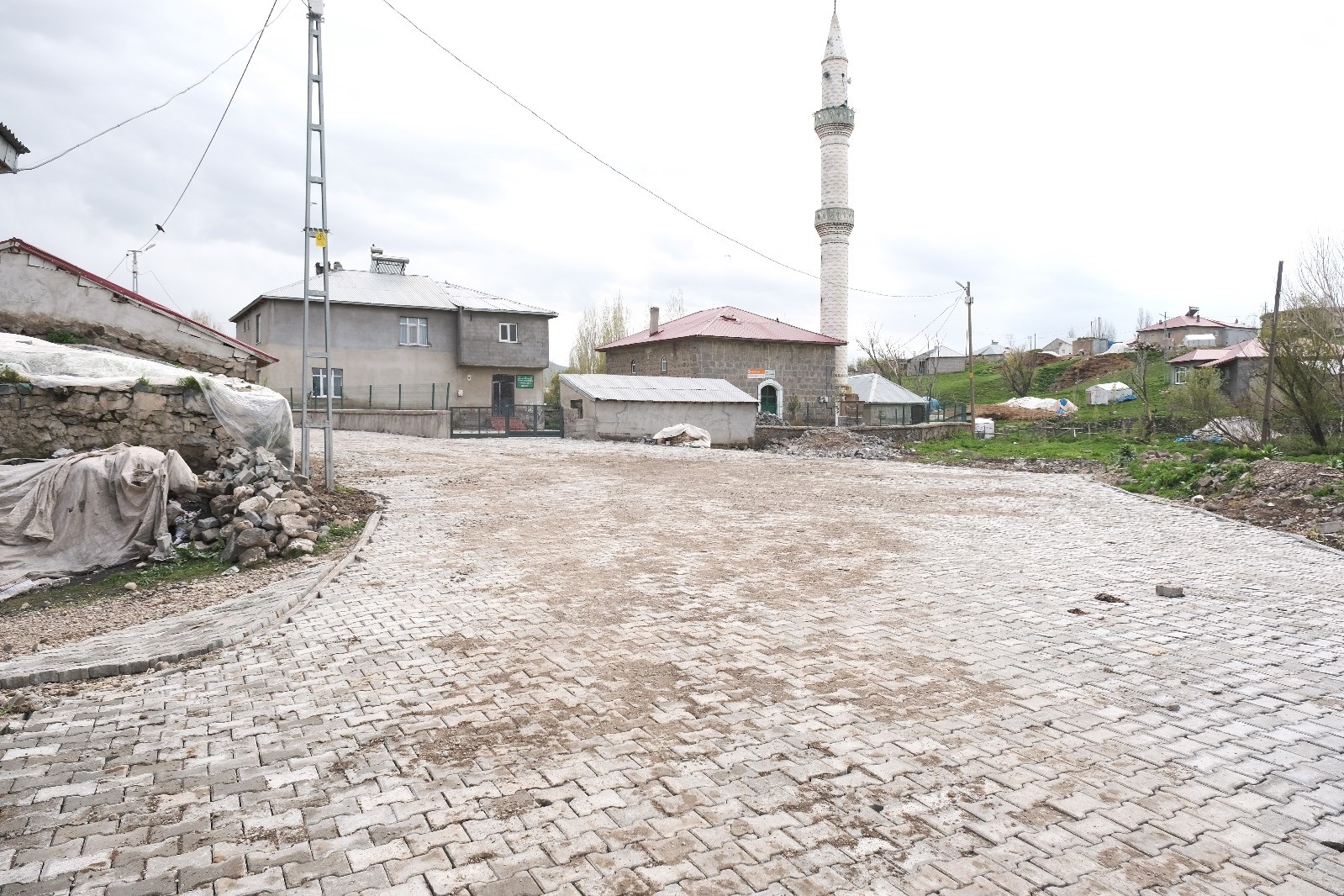 Ağrı’nın Çakıroba köyünde 3.500 metrekarelik kilit parke taşı çalışması tamamlandı