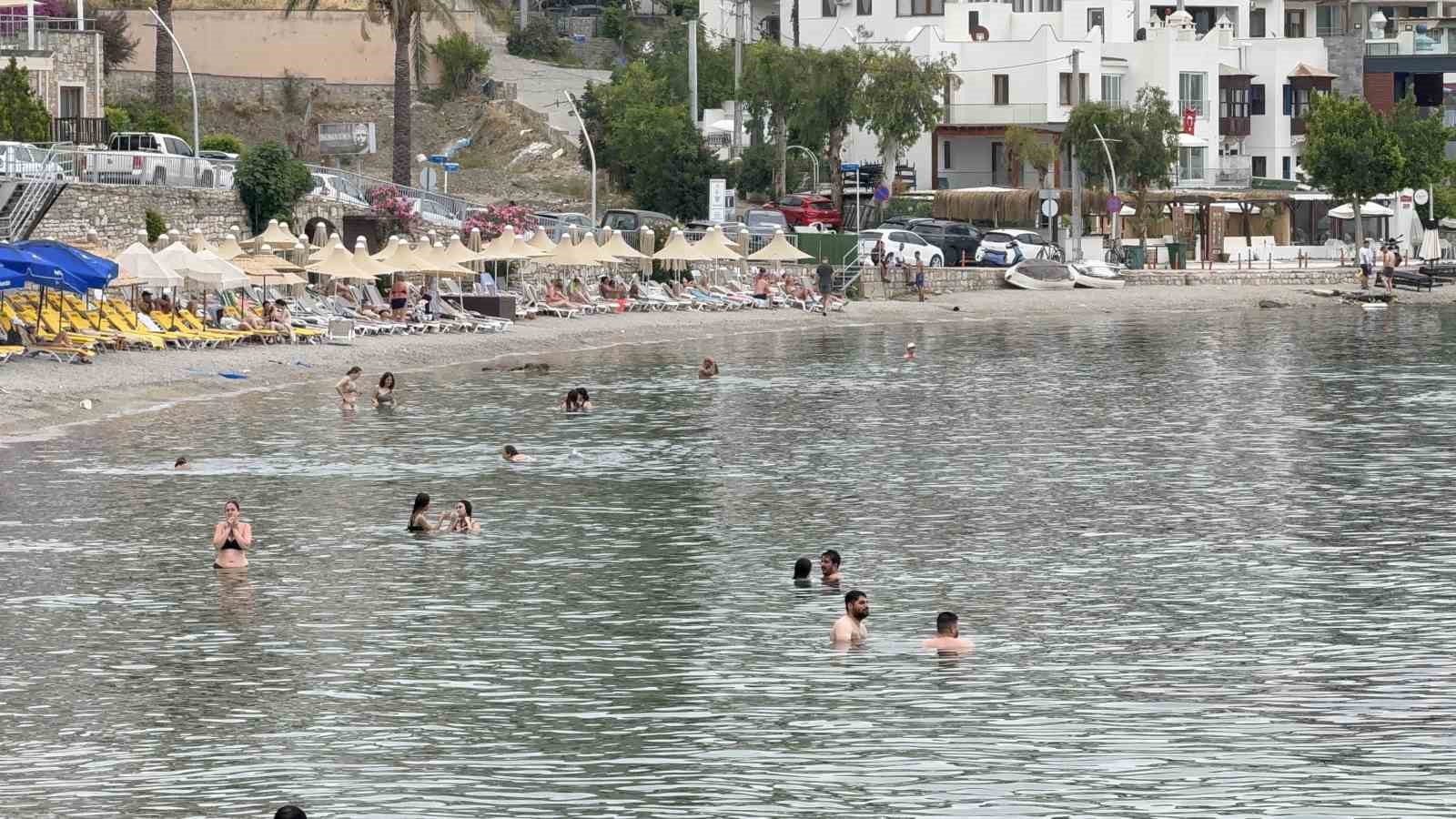 Bodrum’da havaların ısınmasıyla vatandaşlar denize akın etti

