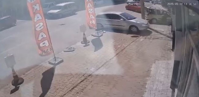Fren yerine gaza bastı, kasap dükkanına daldı
