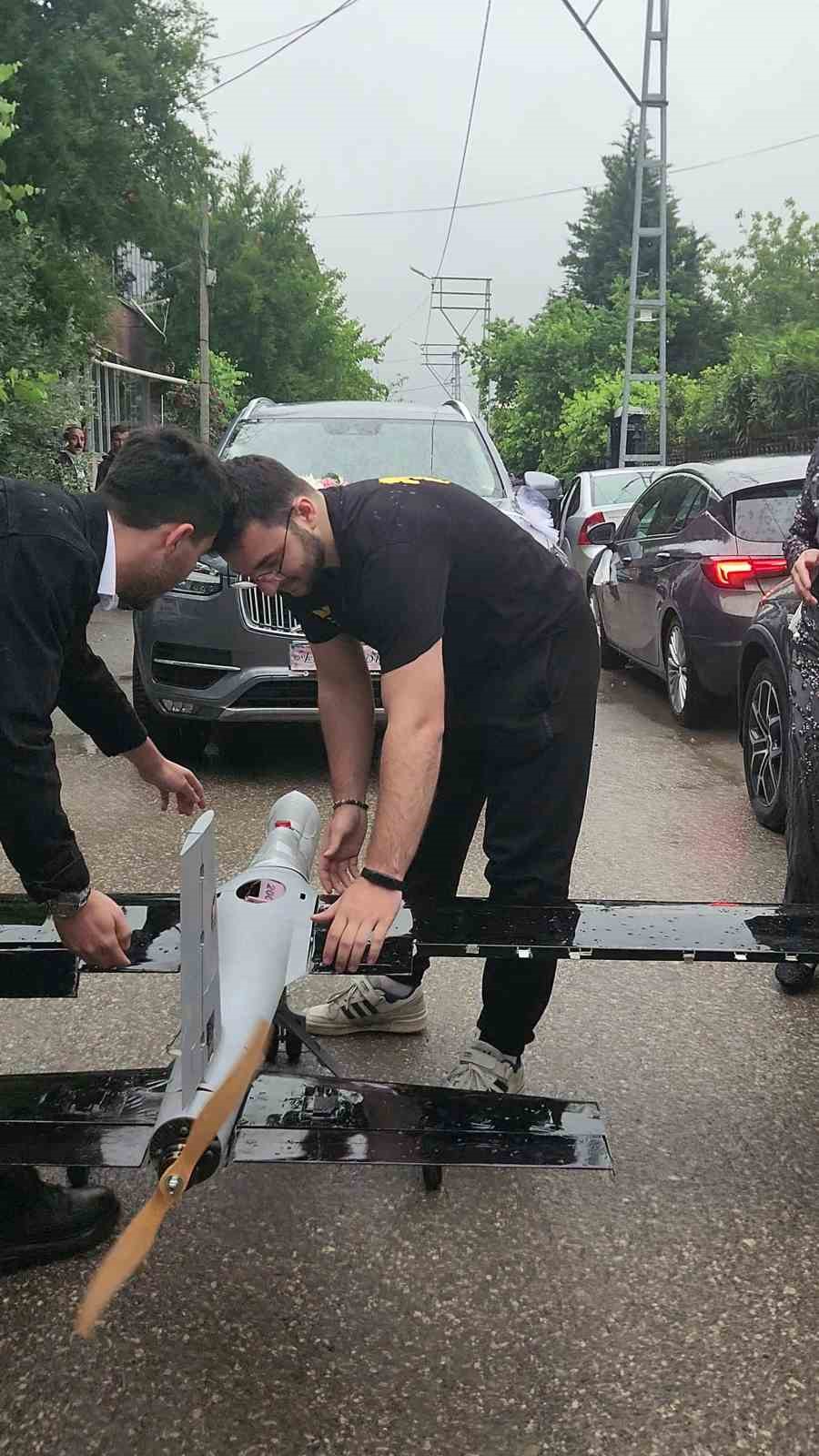 Daha önce böylesini görmediniz: Düğün konvoyunun önünü İnsansız Hava Aracı ile kestiler
