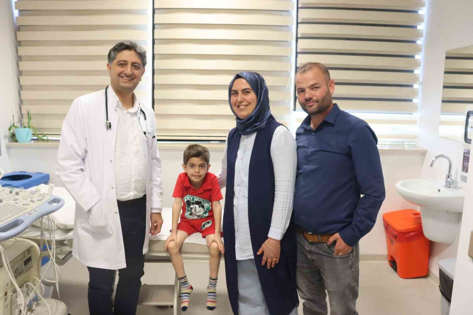 4 yaşındaki Yusuf’un delik kalbi, anjiyografik yöntemle kapatıldı
