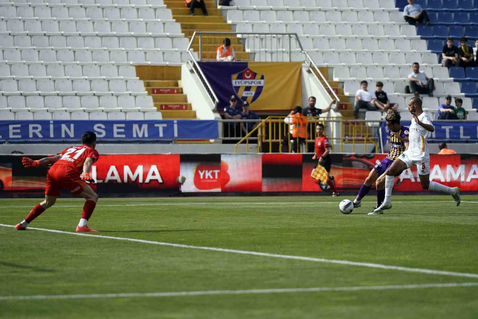 Trendyol Süper Lig: Eyüpspor: 2 - Antalyaspor: 0 (İlk yarı)