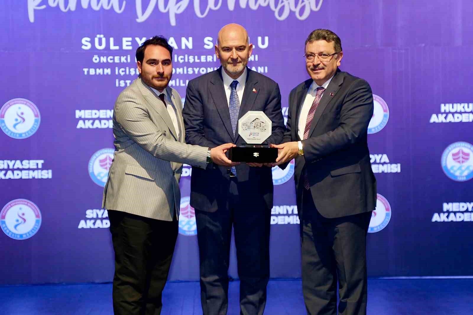 Süleyman Soylu: "Bir örgütün kendini feshetmesi önemli bir iştir, bugün o başarılmıştır"
