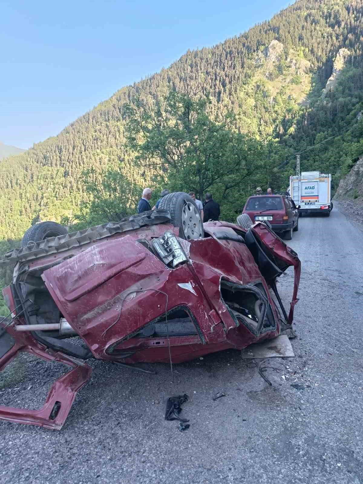 Gümüşhane’de otomobil 60 metrelik uçuruma yuvarlandı: 2 ağır yaralı
