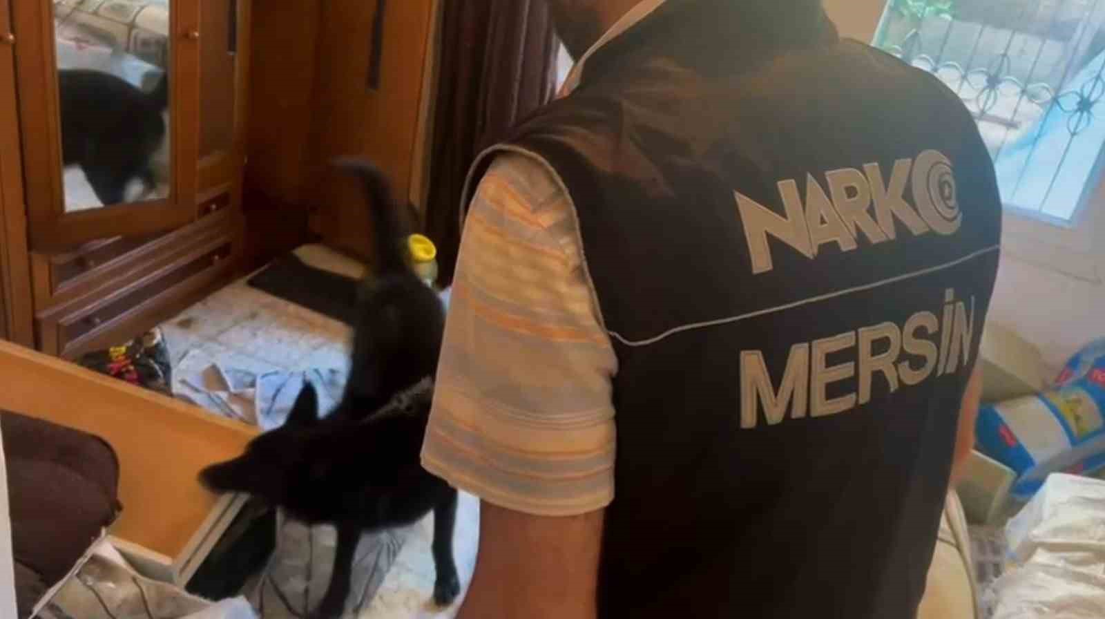 Zehir taciri kilolarca uyuşturucu ve 375 bin TL ile yakalandı