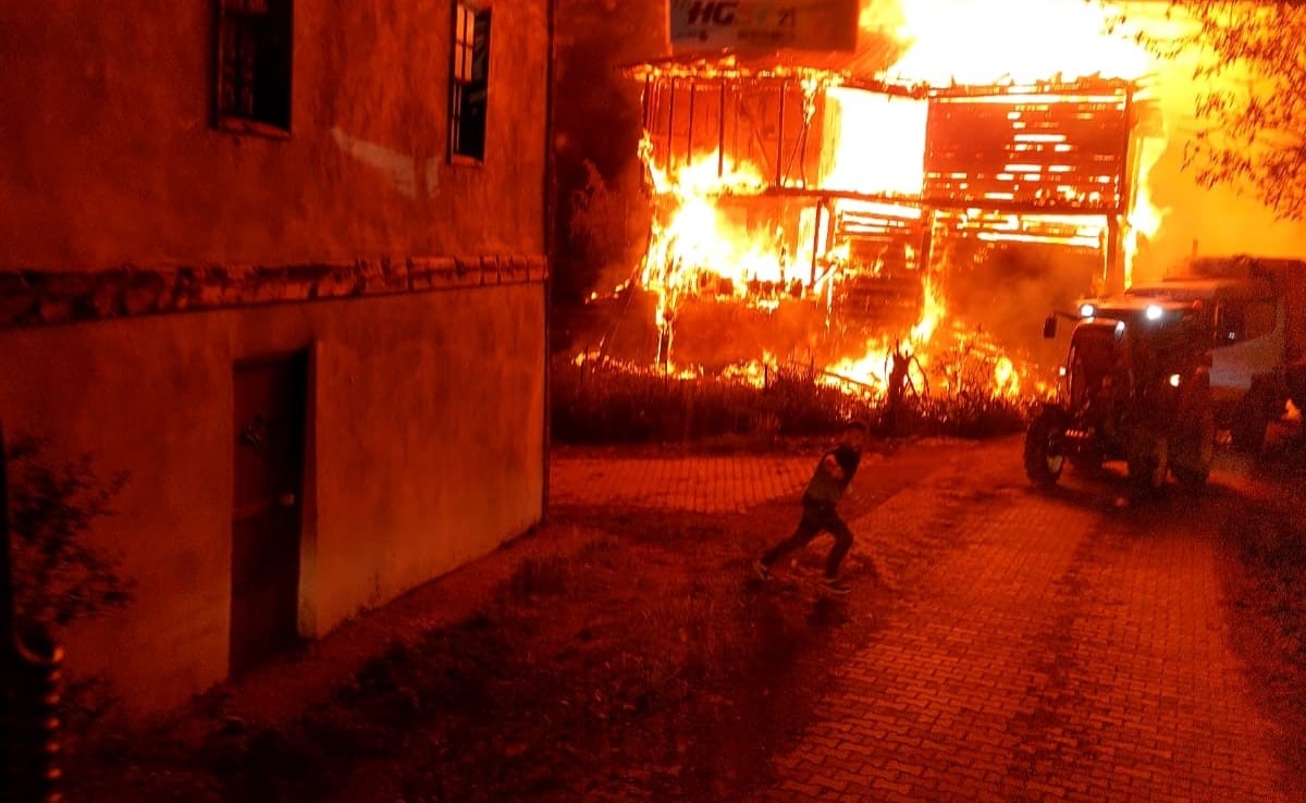 Kastamonu&rsquo;da alevlere teslim olan ev kullanılamaz hale geldi
