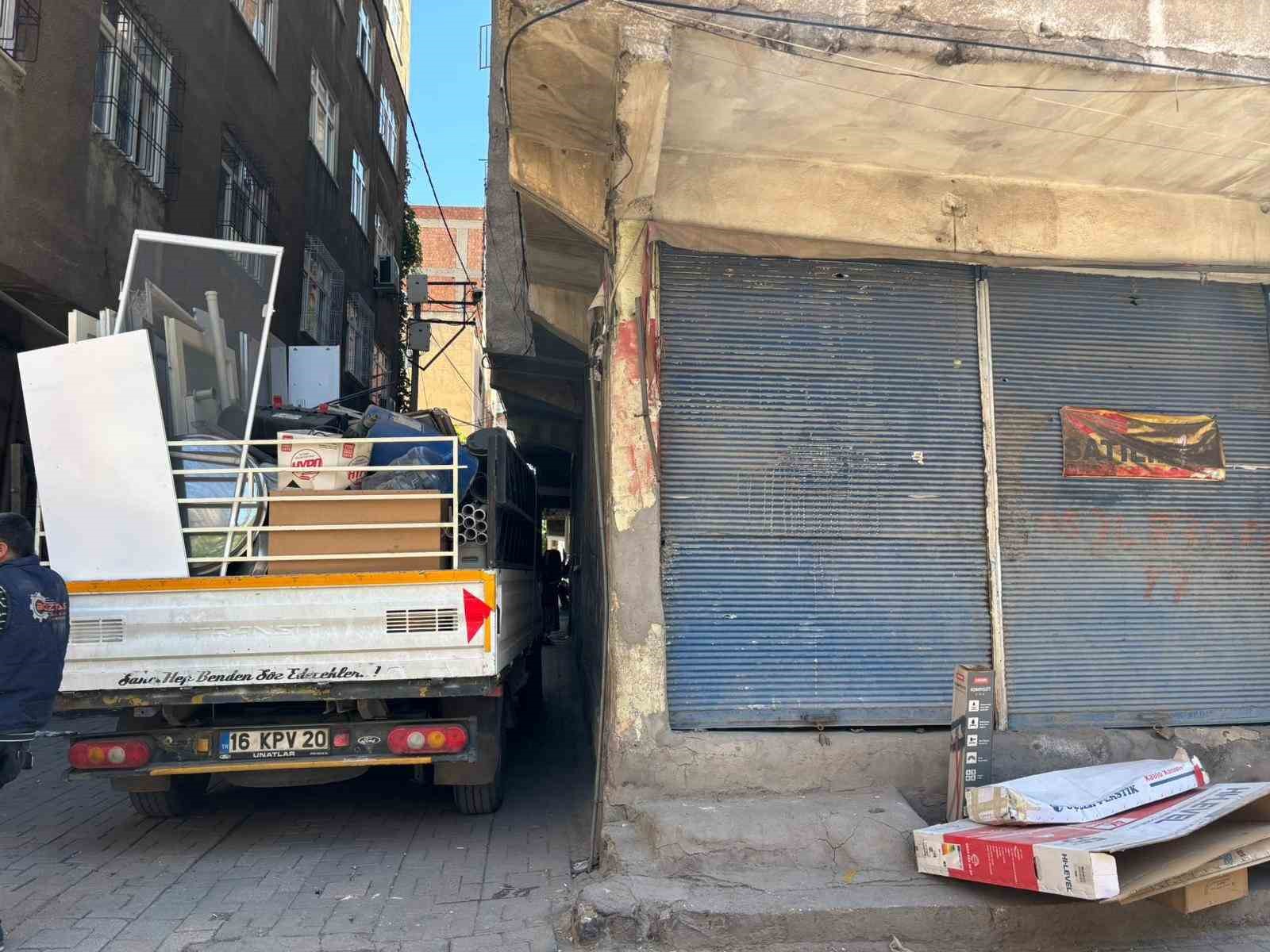 Diyarbakır’da bir esnaf 2 yıldır kimliği belirsiz kişilerin silahlı saldırısına uğruyor