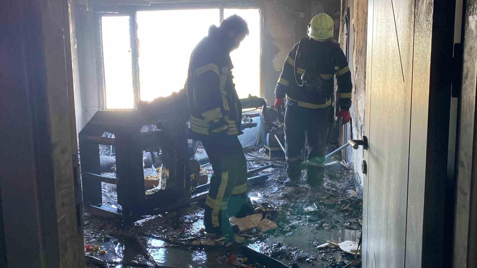 Hatalı park yangına giden itfaiye aracına geçit vermedi