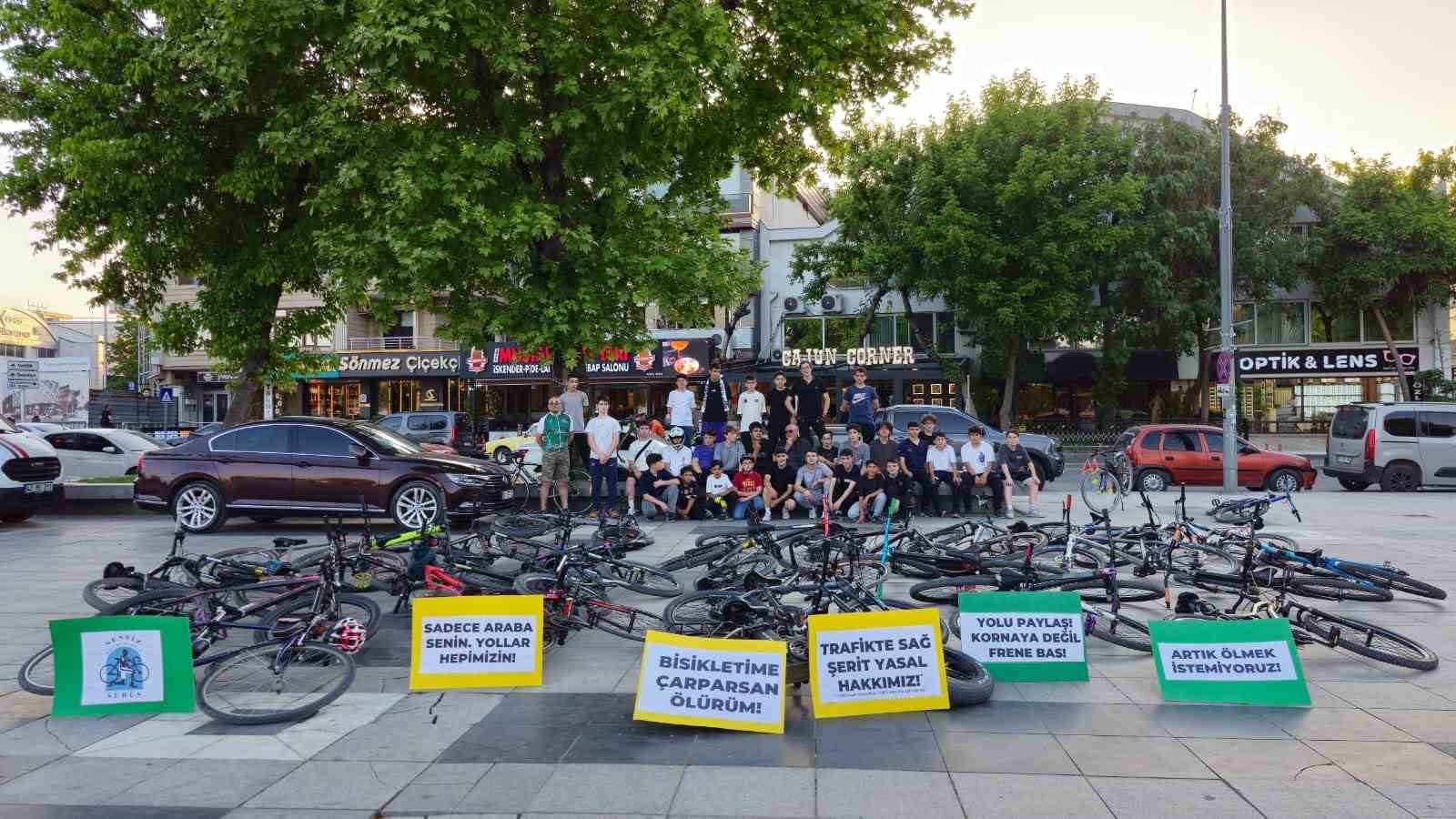 Bisikletliler, trafikte ölmemek için pankartlı eylem yaptı