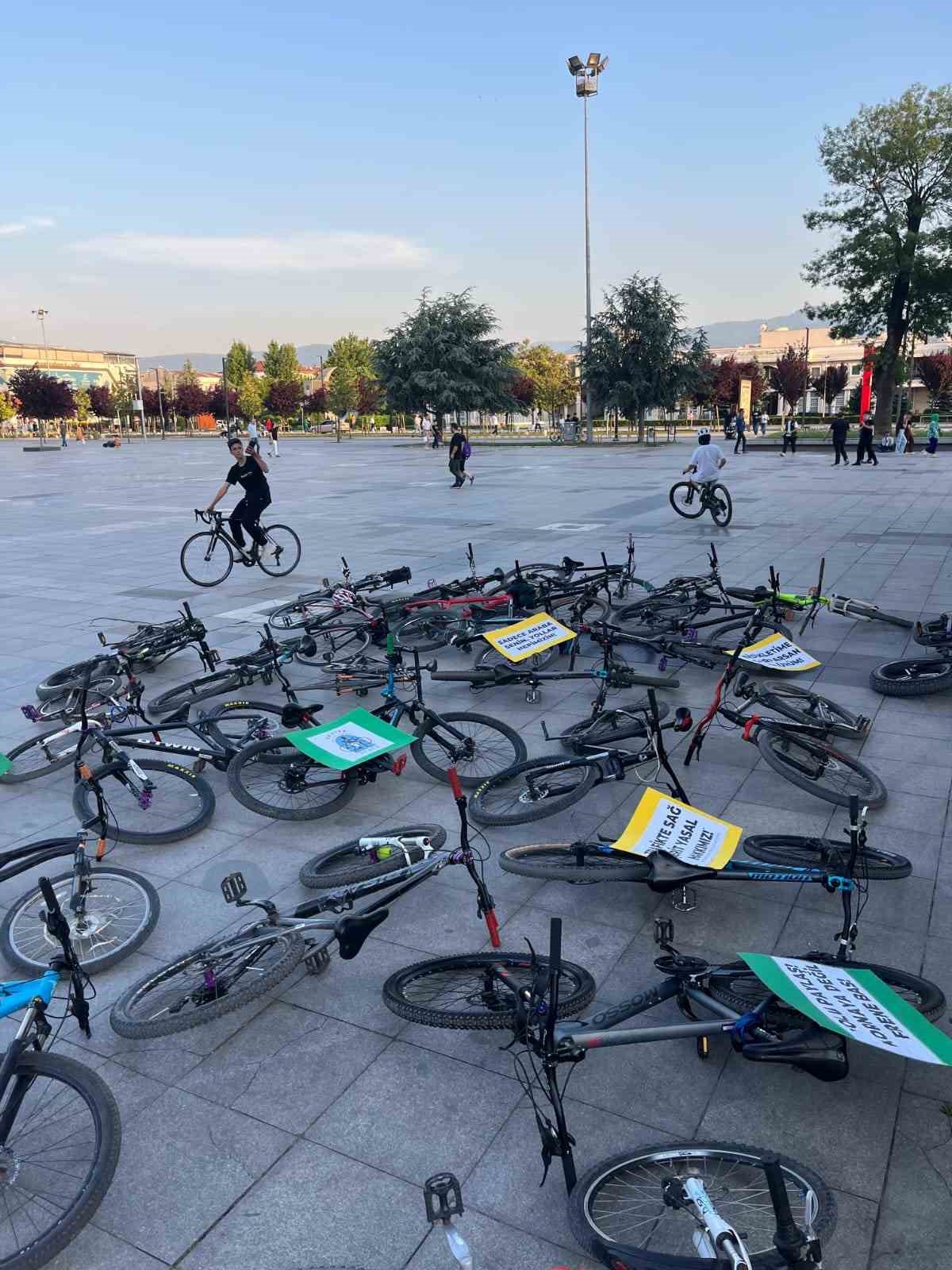 Bisikletliler, trafikte &ouml;lmemek i&ccedil;in pankartlı eylem yaptı

