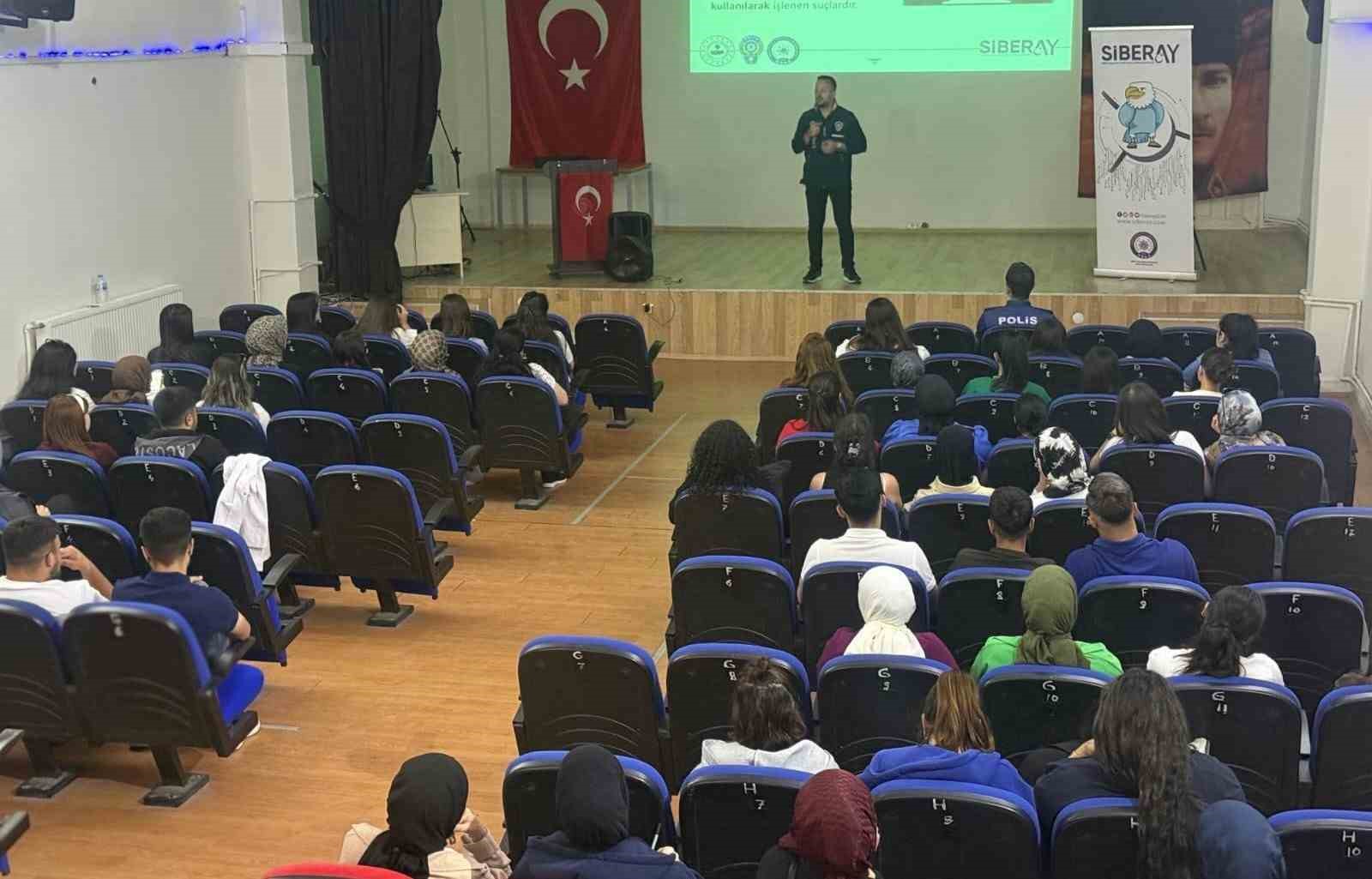 &Ouml;ğrencilere siber g&uuml;venlik eğitimi
