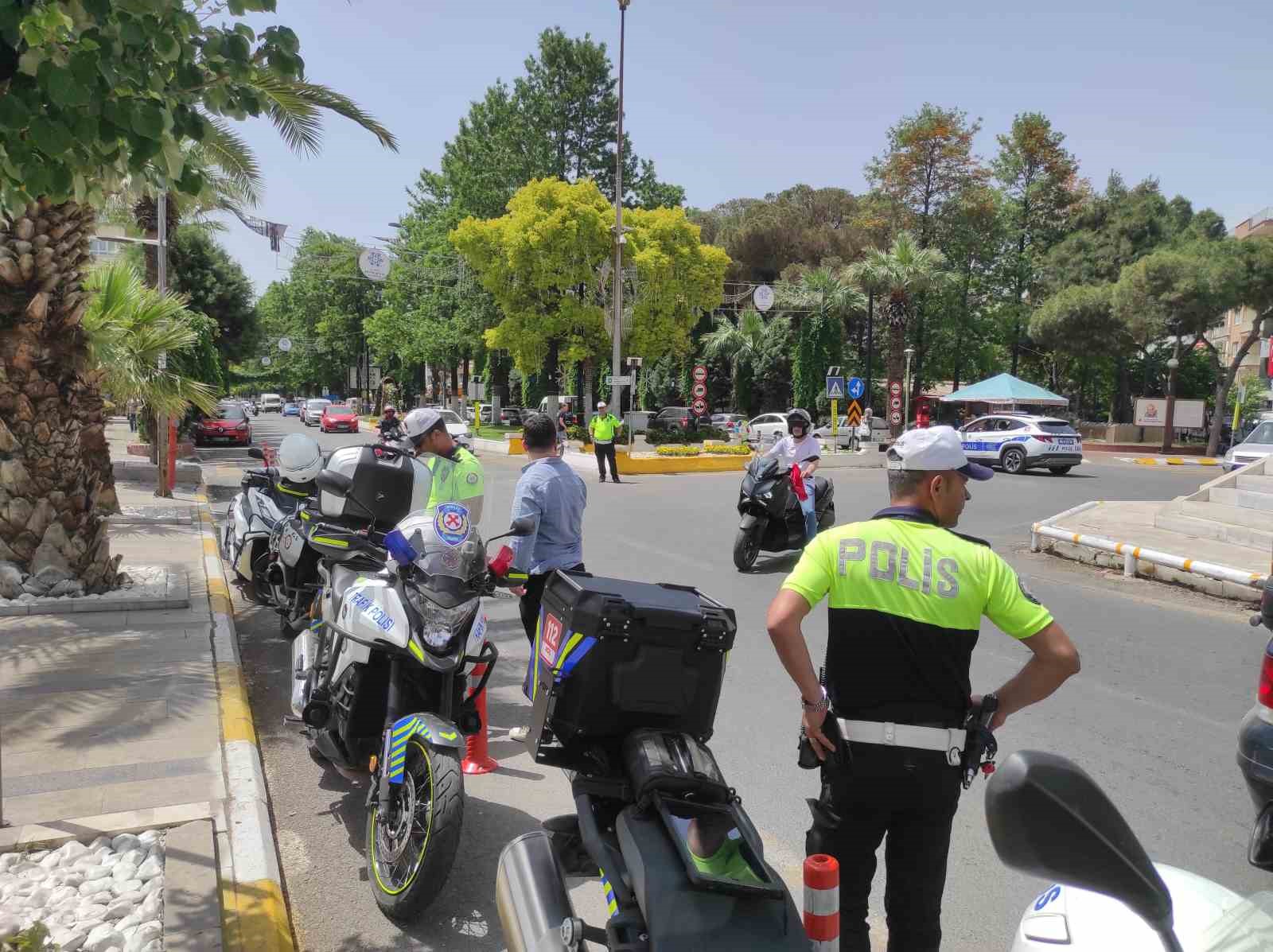 Trafik ekipleri emniyet kemerinin önemine dikkat çekti