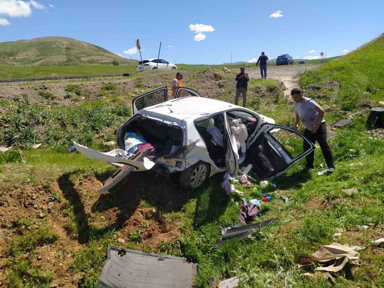 Bingöl’de trafik kazası: Baba öldü, eşi ve çocuğu yaralandı