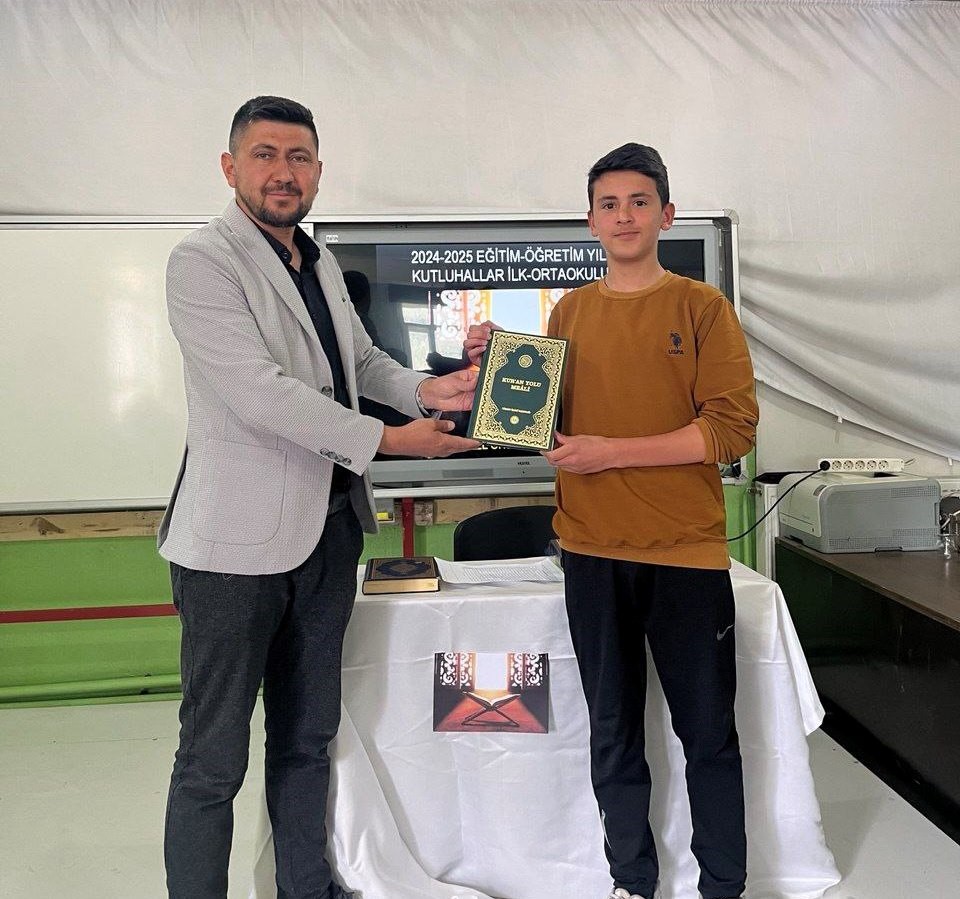 Hisarcık Kutluhallar İlk-Ortaokulu&rsquo;nda Kur&rsquo;an-ı Kerimi g&uuml;zel okuma yarışması
