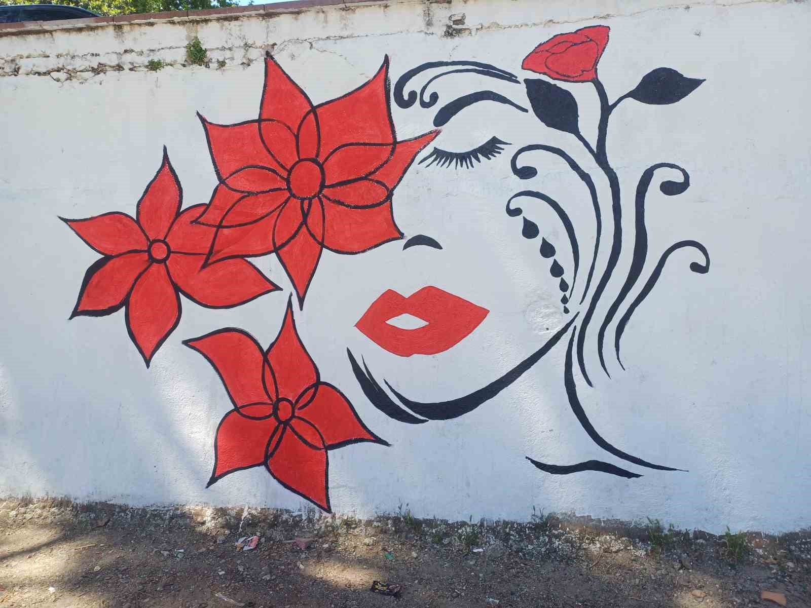 Ortaokul &ouml;ğrencileri bah&ccedil;e duvarlarını s&uuml;sledi
