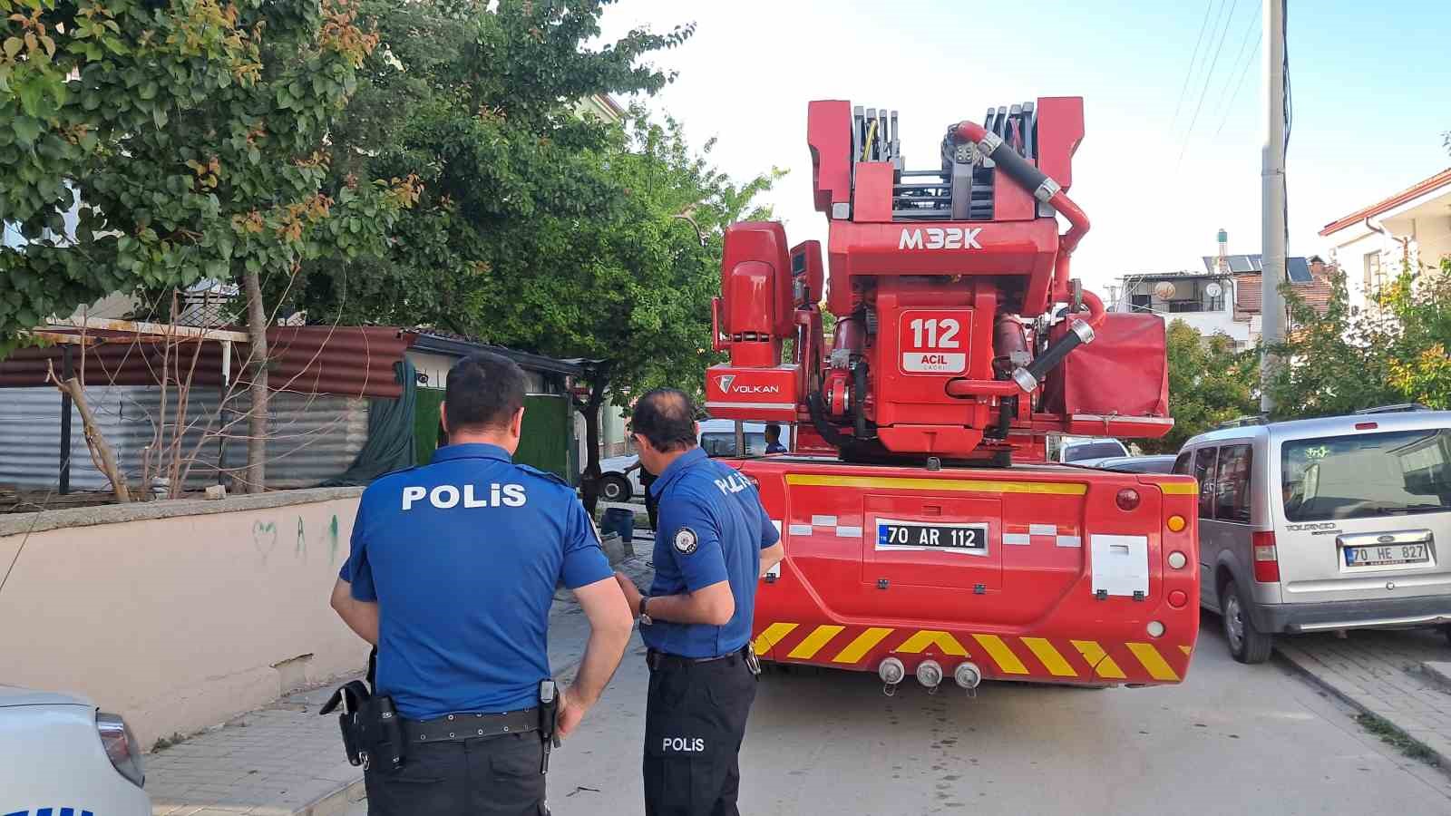 Karaman&rsquo;da &ouml;fkeli koca evin &ccedil;atısını ateşe verdi
