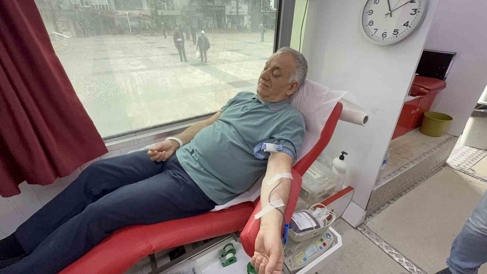 Görme engelli eski Milletvekili Ayva, Düzce’de kan bağışı çağrısında bulundu