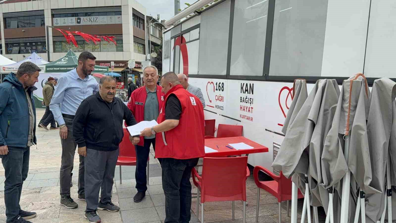 G&ouml;rme engelli eski Milletvekili Ayva, D&uuml;zce&rsquo;de kan bağışı &ccedil;ağrısında bulundu
