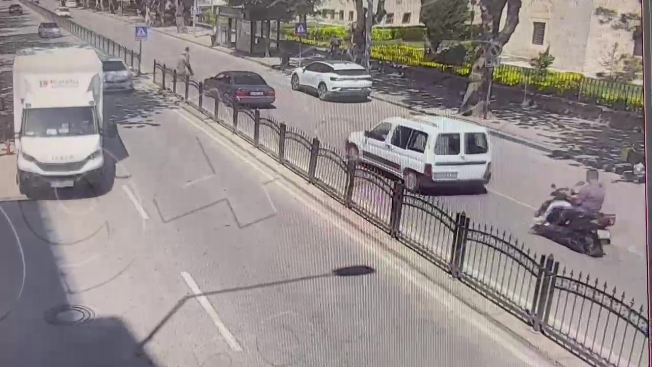 Telefona bakan motosikletli önünde duran araca çarptı