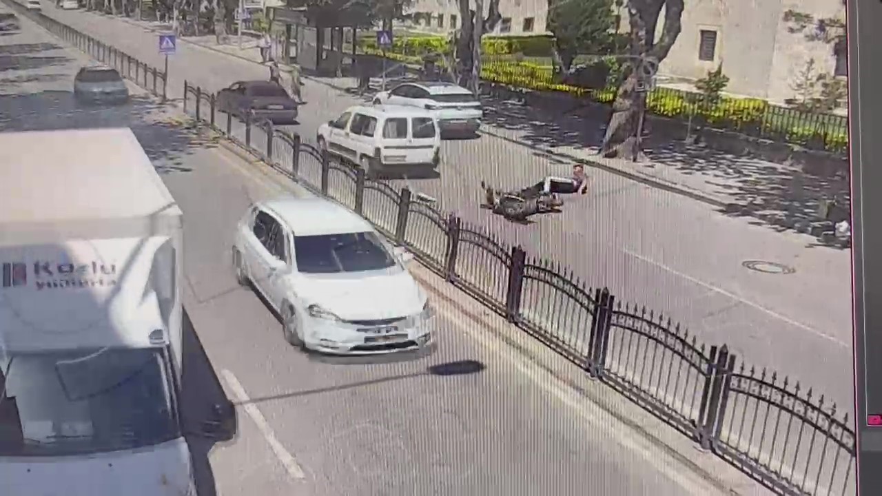 Telefona bakan motosikletli önünde duran araca çarptı