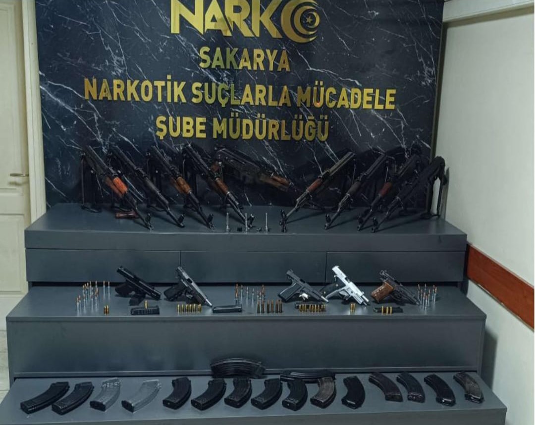 Polis memurunun kiraladığı otomobilden kaleşnikoflar &ccedil;ıktı
