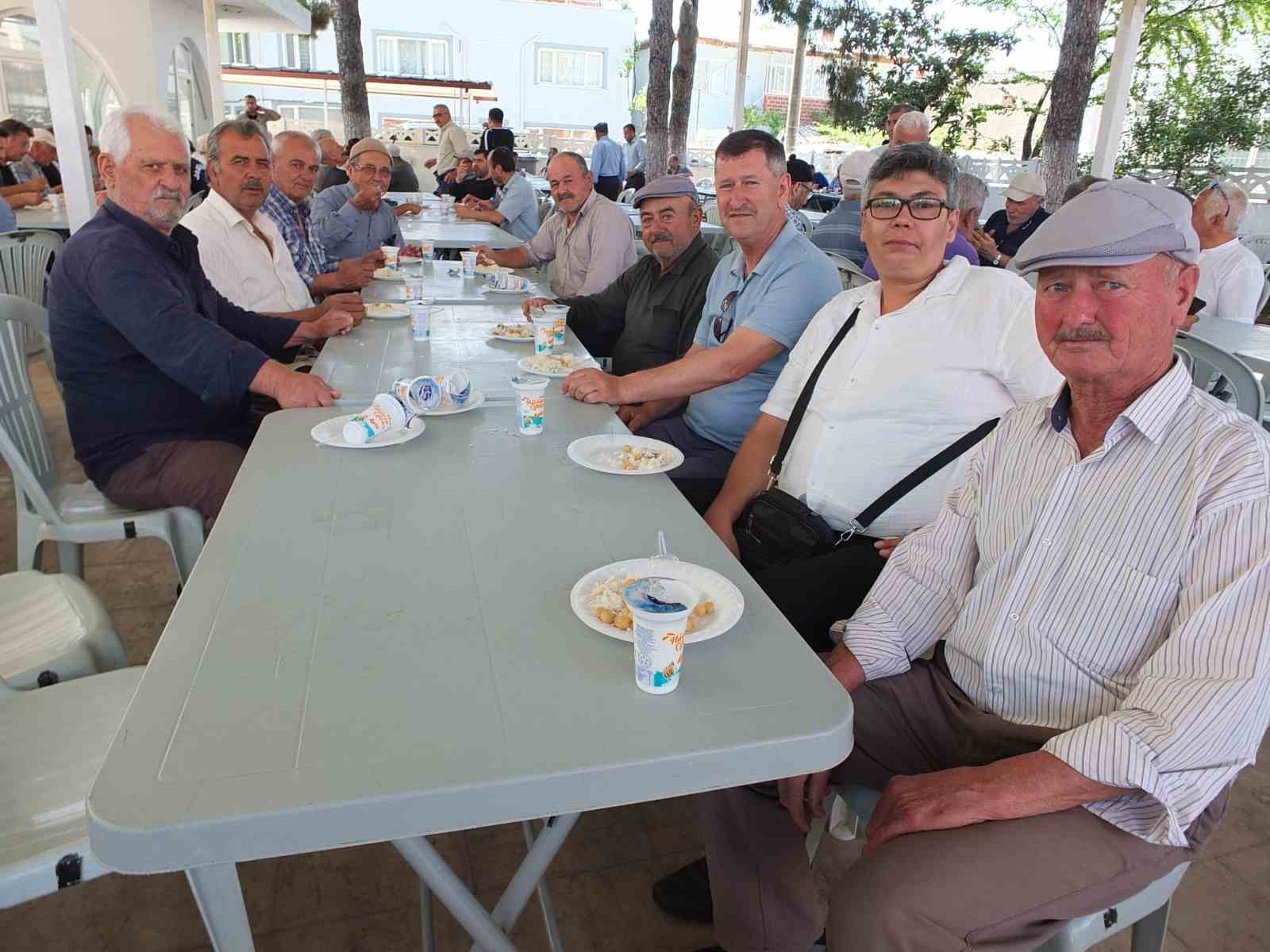 Burhaniye’de geleneksel Mahalle hayrı yüzlerce insanı buluşturdu