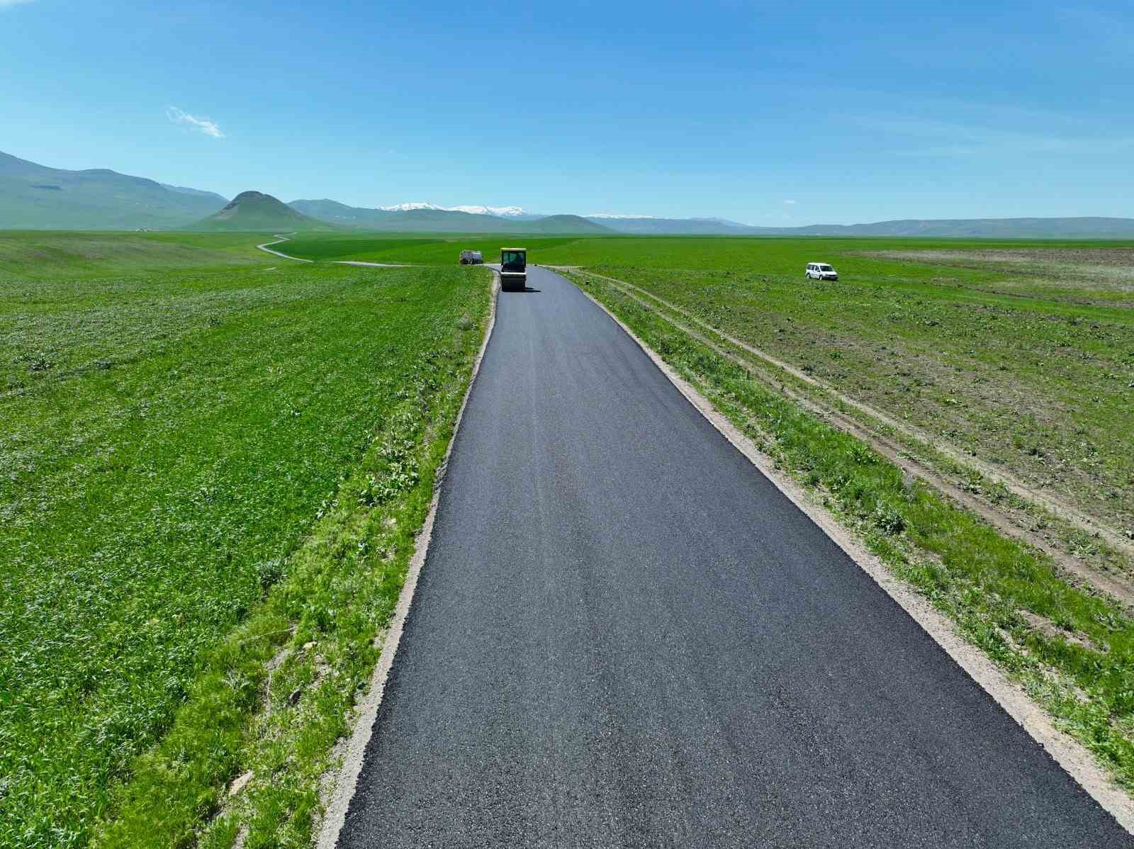 Ağrı&rsquo;da Yukarı Ağadeve k&ouml;y&uuml;nde BSK asfalt yol &ccedil;alışması tamamlandı
