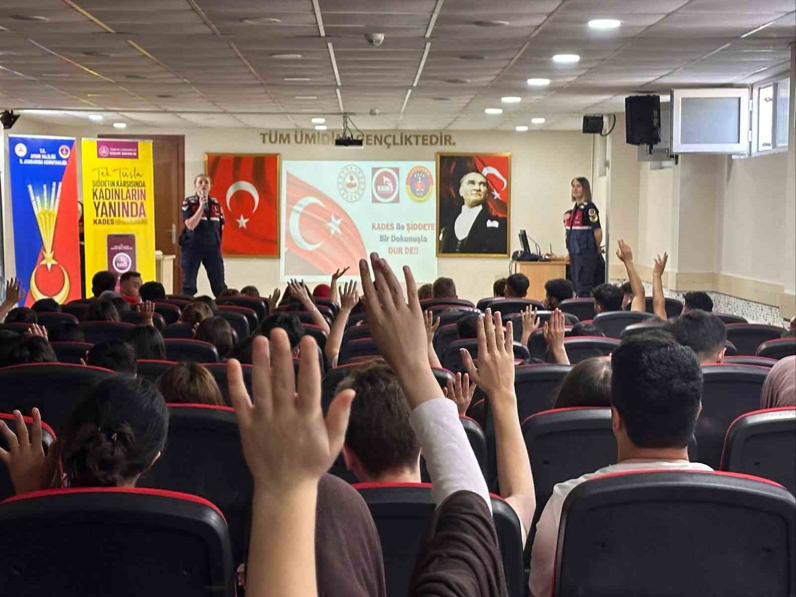 Jandarma liseli gençleri bilgilendirdi