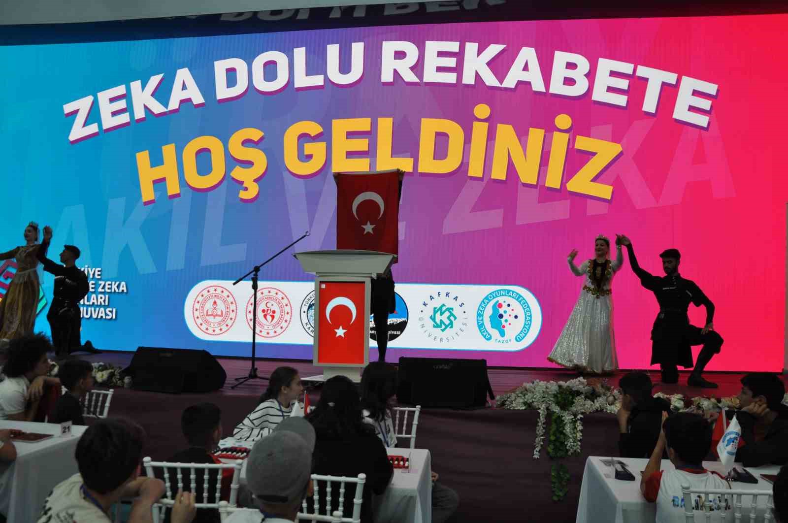 81 ilin şampiyonları Kars&rsquo;ta ter d&ouml;k&uuml;yor
