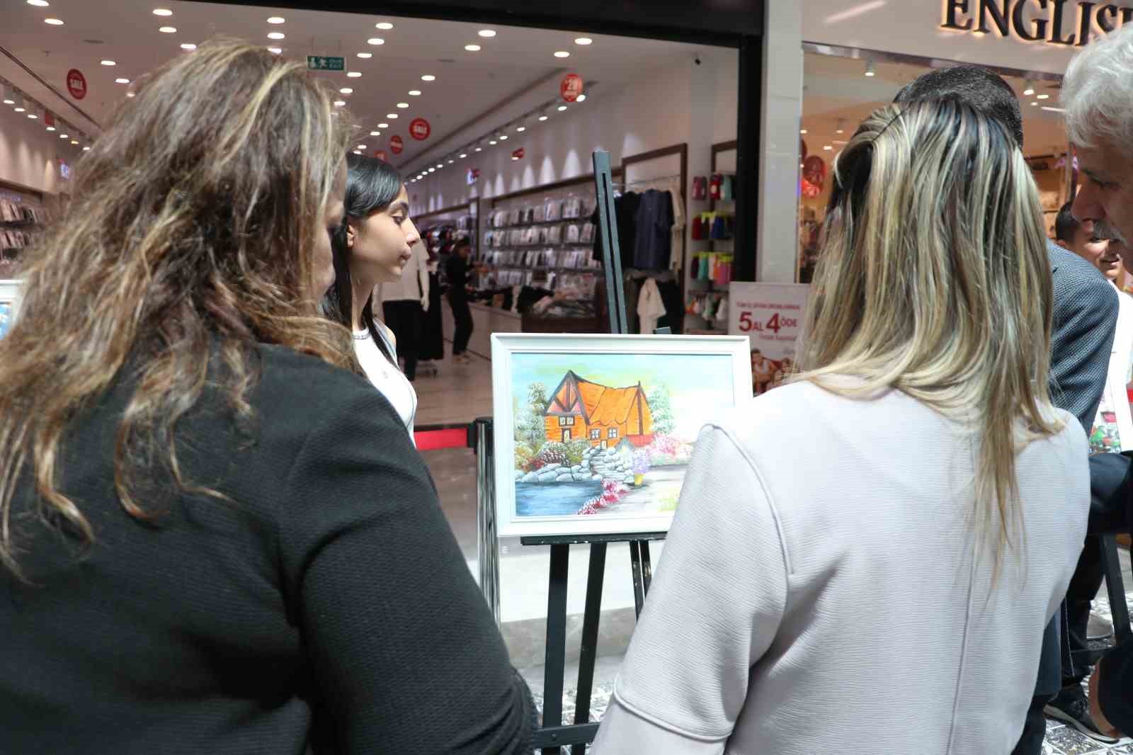 Öğrencilerin yıl sonu resim sergisi büyük beğeni topladı