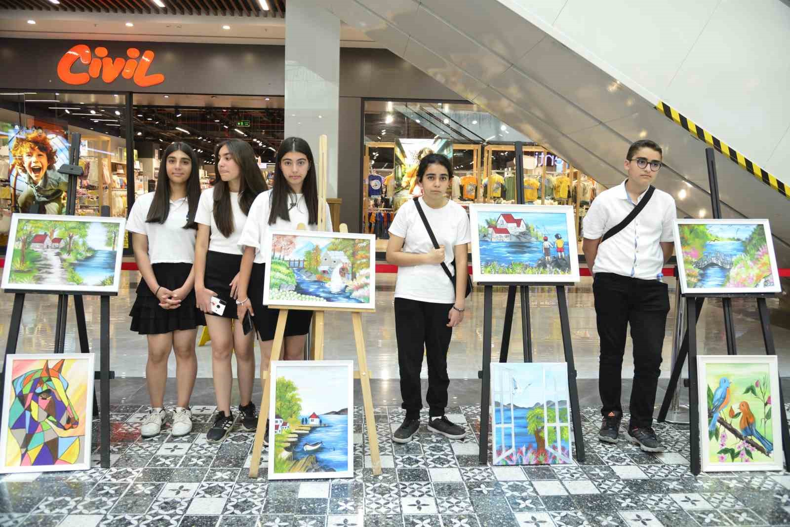 &Ouml;ğrencilerin yıl sonu resim sergisi b&uuml;y&uuml;k beğeni topladı
